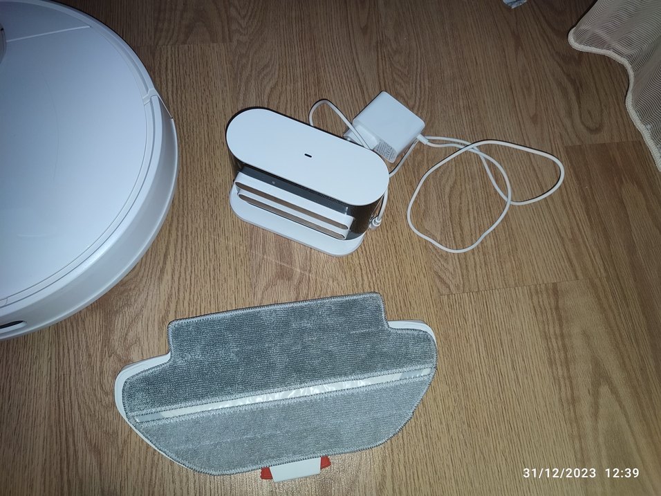 Beyaz ve Gri Robot Süpürge - Görsel 4