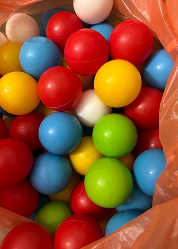 Renkli Plastik Oyun Topları Seti 2 çöp poşeti dolusu - Görsel 2