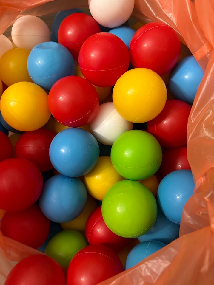 Renkli Plastik Oyun Topları Seti 2 çöp poşeti dolusu - Görsel 2