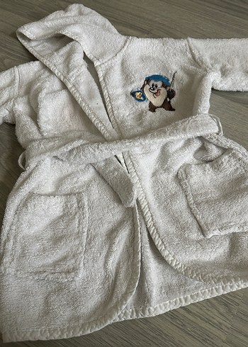 Kapüşonlu Erkek Çocuk Beyaz Nakışlı Bornoz - Görsel 2