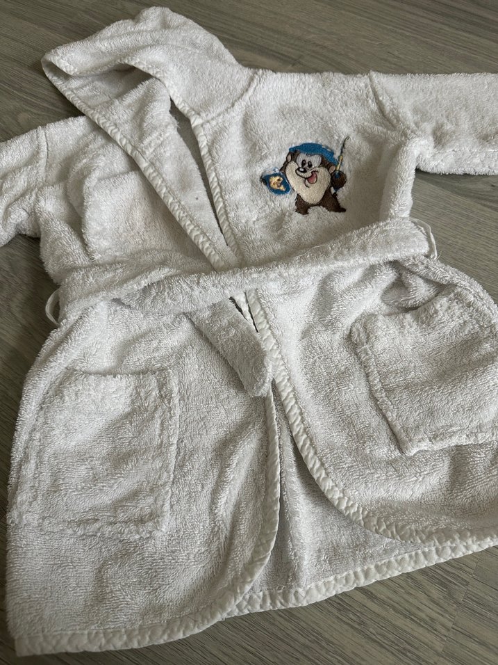 Kapüşonlu Erkek Çocuk Beyaz Nakışlı Bornoz - Görsel 2