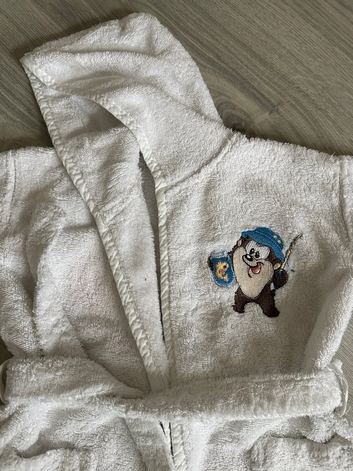 Kapüşonlu Erkek Çocuk Beyaz Nakışlı Bornoz - Görsel 3