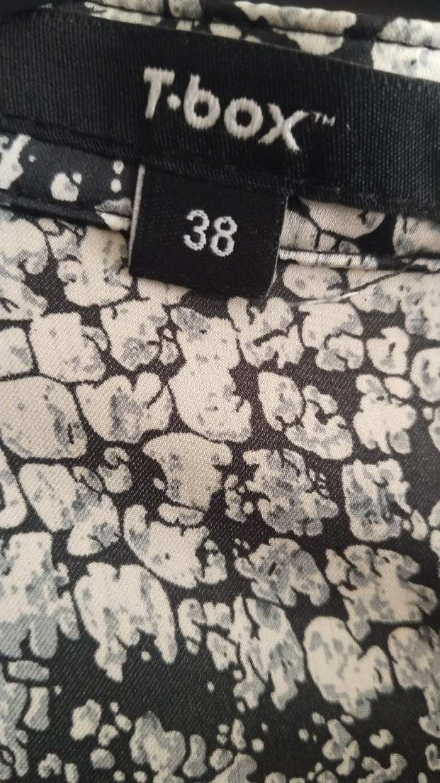 Yılan Desenli V Yakalı Düğmeli Midi Elbise - Görsel 3