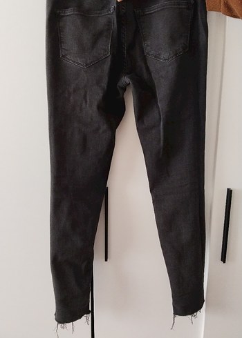 Siyah Yırtık Detaylı Kadın Dar Kesim Kot Pantolon - Görsel 2