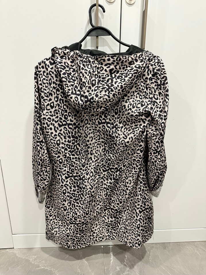 Düğmeli Leopar Desenli Midi Yağmurluk - Görsel 2