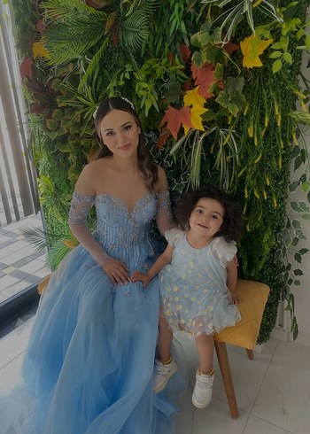 Uzun Kollu Mavi Çiçekli Straplez Nişan Elbisesi - Görsel 3