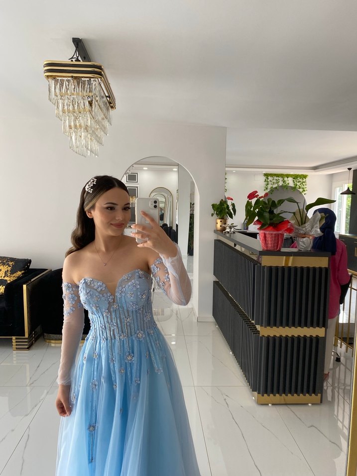 Uzun Kollu Mavi Çiçekli Straplez Nişan Elbisesi - Görsel 2