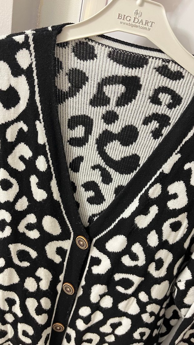 Leopar Desenli Siyah Düğmeli Kadın Hırka - Görsel 2