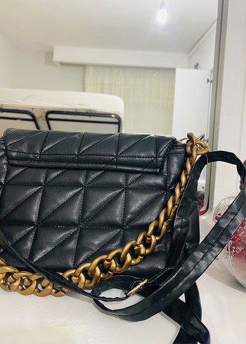 Guess Zincir Detaylı Siyah Deri Kadın Çanta