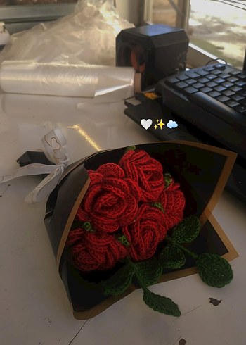 Örgü kırmızı gül buketi - Görsel 3