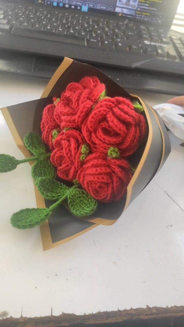 Örgü kırmızı gül buketi - Görsel 4
