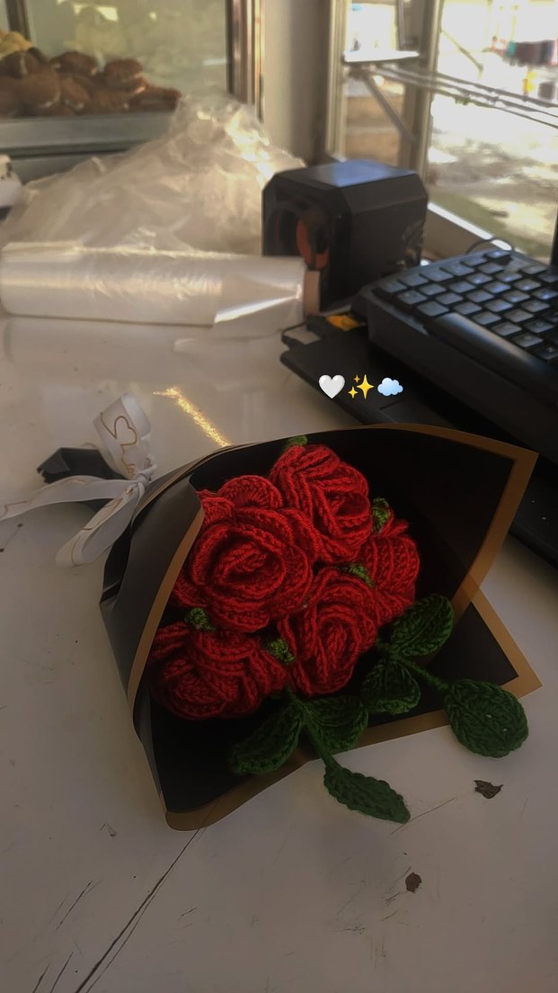 Örgü kırmızı gül buketi - Görsel 3