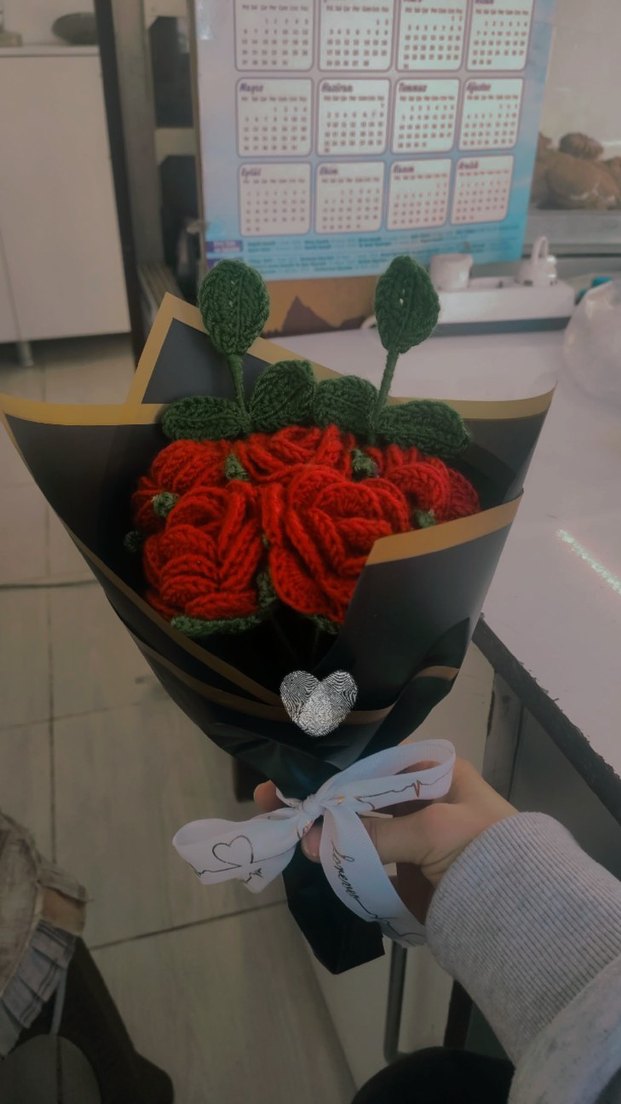 Örgü kırmızı gül buketi - Görsel 2
