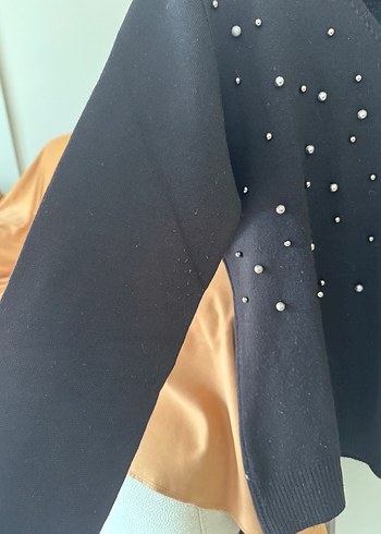 İnci Detaylı Siyah V Yaka Triko Kazak - Görsel 3