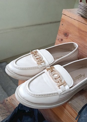 37 Beden Tokalı Beyaz Parlak Kız Çocuk Loafer