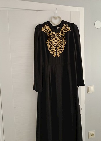 Uzun Siyah Elbise, Altın İşlemeli, Yüksek Yaka