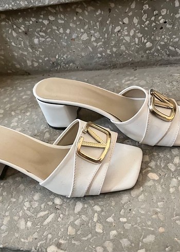 Beyaz Tokalı Modern Klasik Topuklu Terlik - Görsel 2