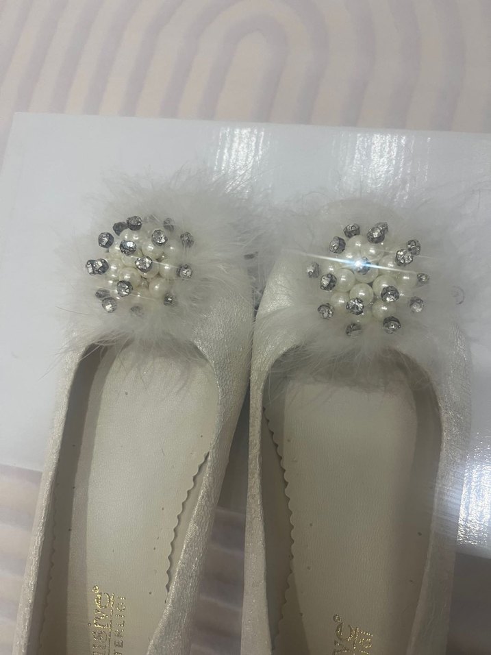 Çeyiz babeti Beyaz Nakışlı Kürklü Özel Ayakkabı - Görsel 4