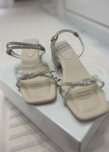 Zincir Detaylı Bej kalın Topuklu Kadın Ayakkabı - Görsel 3