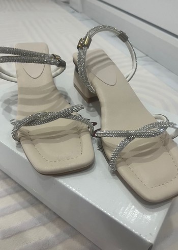 Zincir Detaylı Bej kalın Topuklu Kadın Ayakkabı - Görsel 6