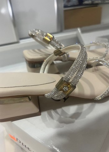 Zincir Detaylı Bej kalın Topuklu Kadın Ayakkabı - Görsel 5