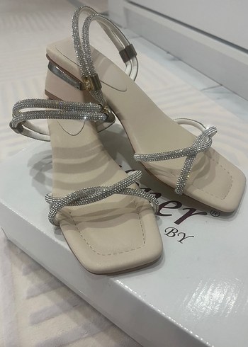 Zincir Detaylı Bej kalın Topuklu Kadın Ayakkabı - Görsel 2