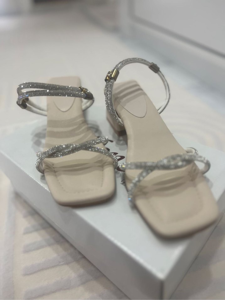 Zincir Detaylı Bej kalın Topuklu Kadın Ayakkabı - Görsel 3