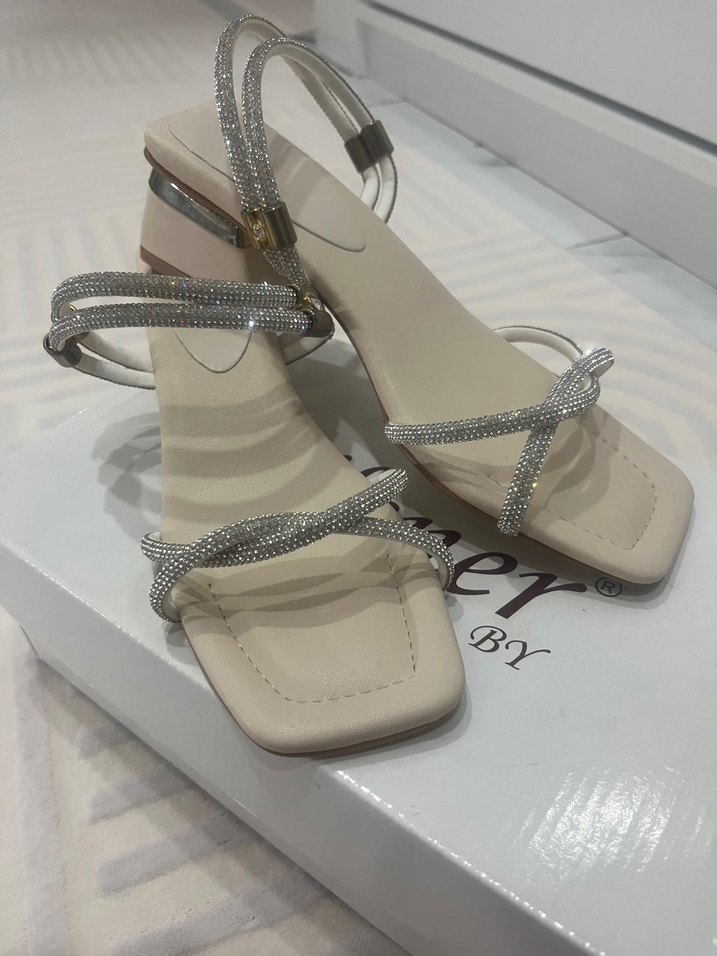 Zincir Detaylı Bej kalın Topuklu Kadın Ayakkabı - Görsel 2