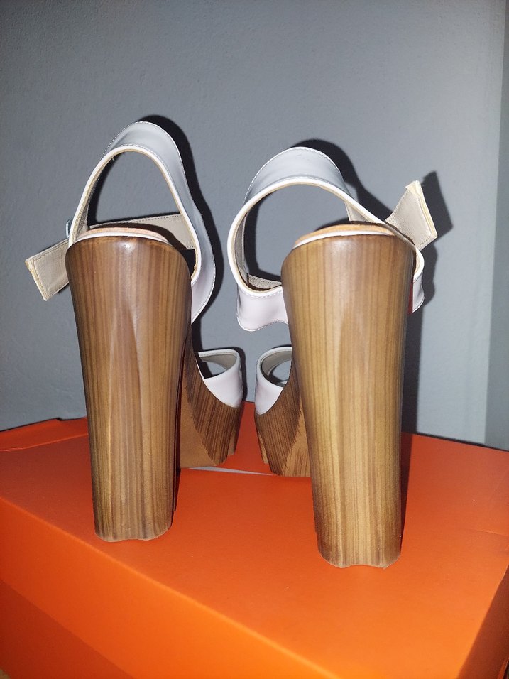 Beyaz Tokalı Ahşap Platform Topuklu Kadın Ayakkabı - Görsel 4