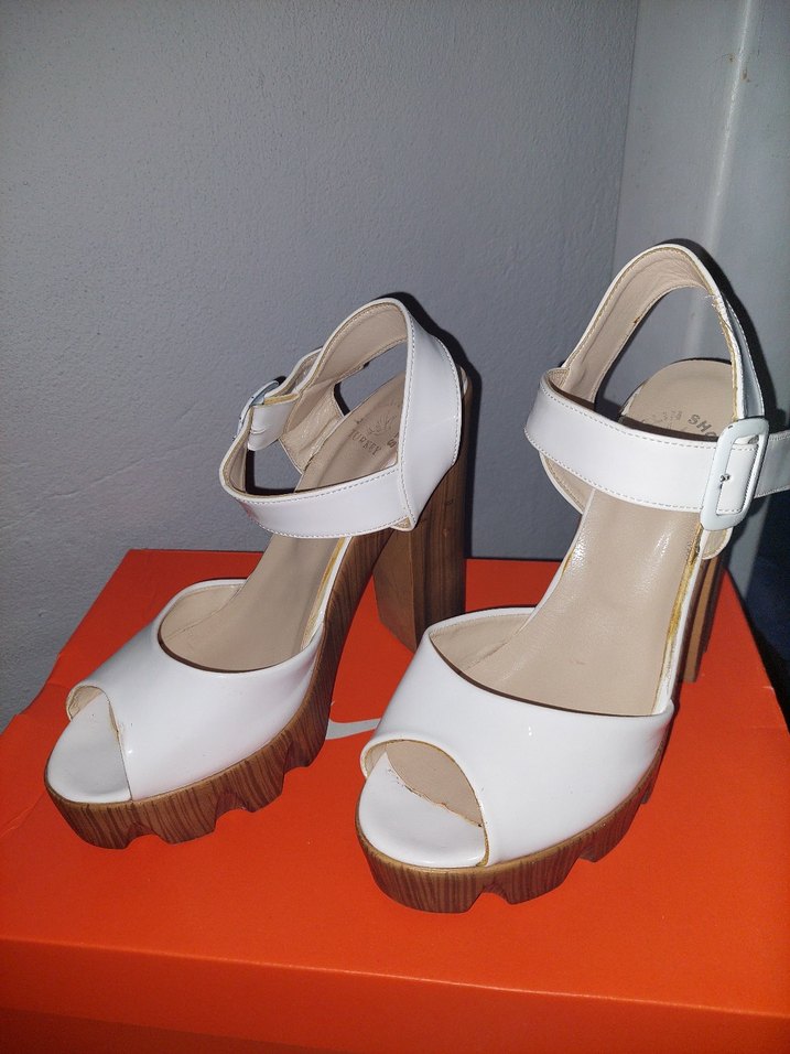 Beyaz Tokalı Ahşap Platform Topuklu Kadın Ayakkabı - Görsel 2