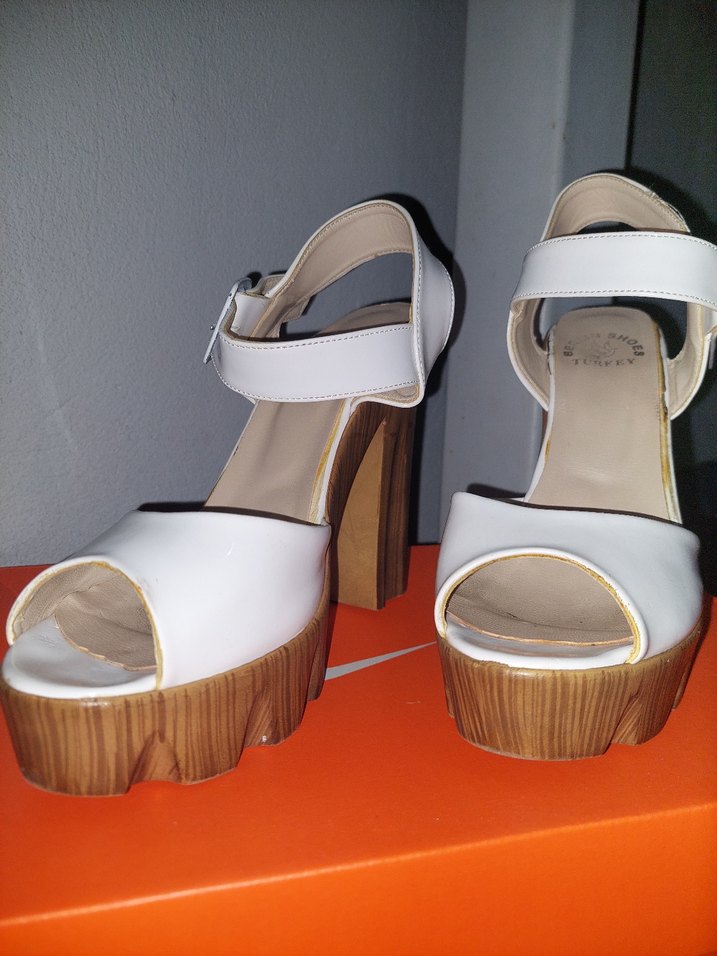 Beyaz Tokalı Ahşap Platform Topuklu Kadın Ayakkabı - Görsel 3