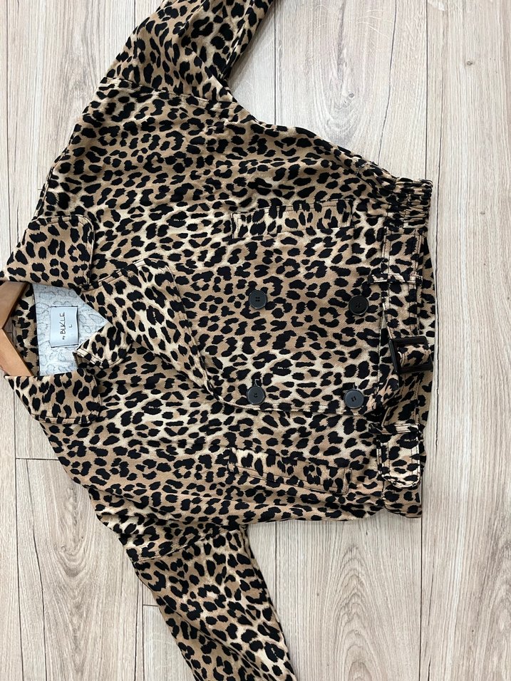 Düğmeli Leopar Desenli Kısa Kadın Ceket - Görsel 2