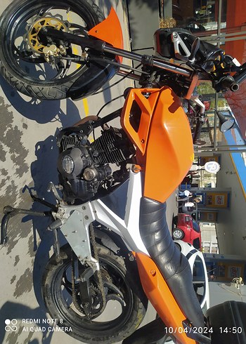 Turuncu Zincir Detaylı Motor Kaskı - Görsel 2