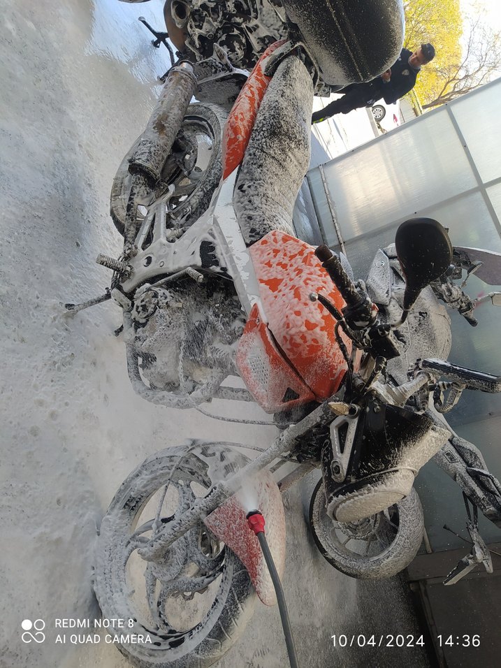 Turuncu Zincir Detaylı Motor Kaskı - Görsel 3