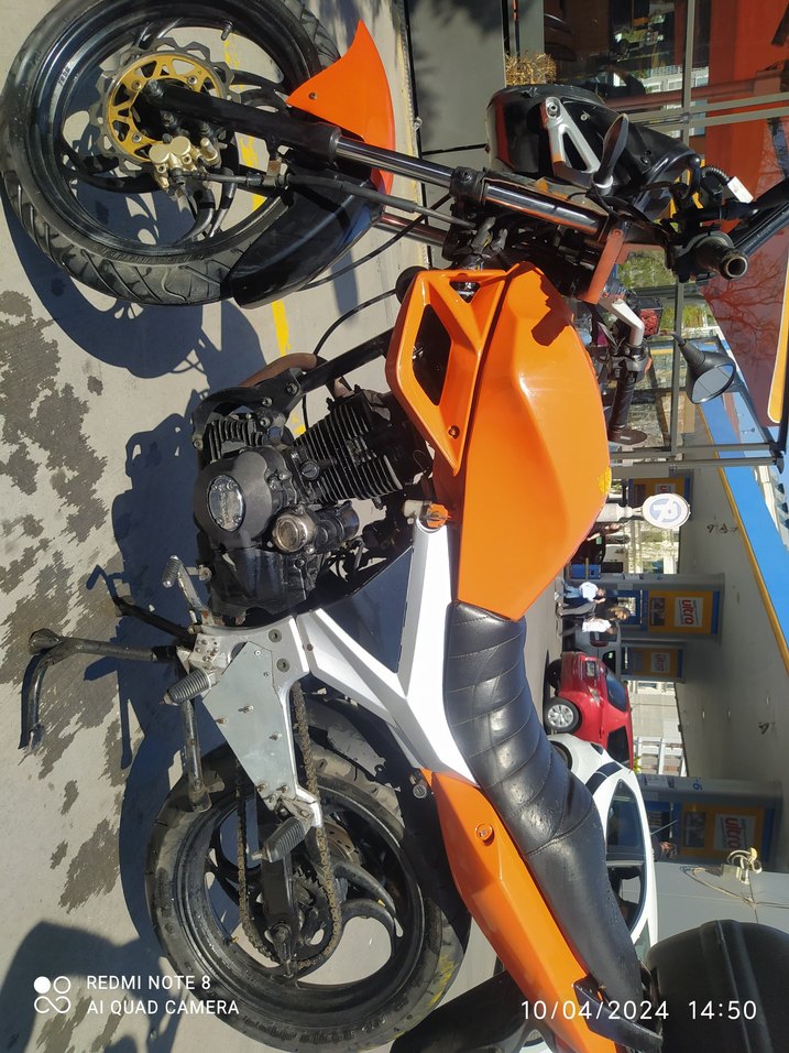 Turuncu Zincir Detaylı Motor Kaskı - Görsel 2