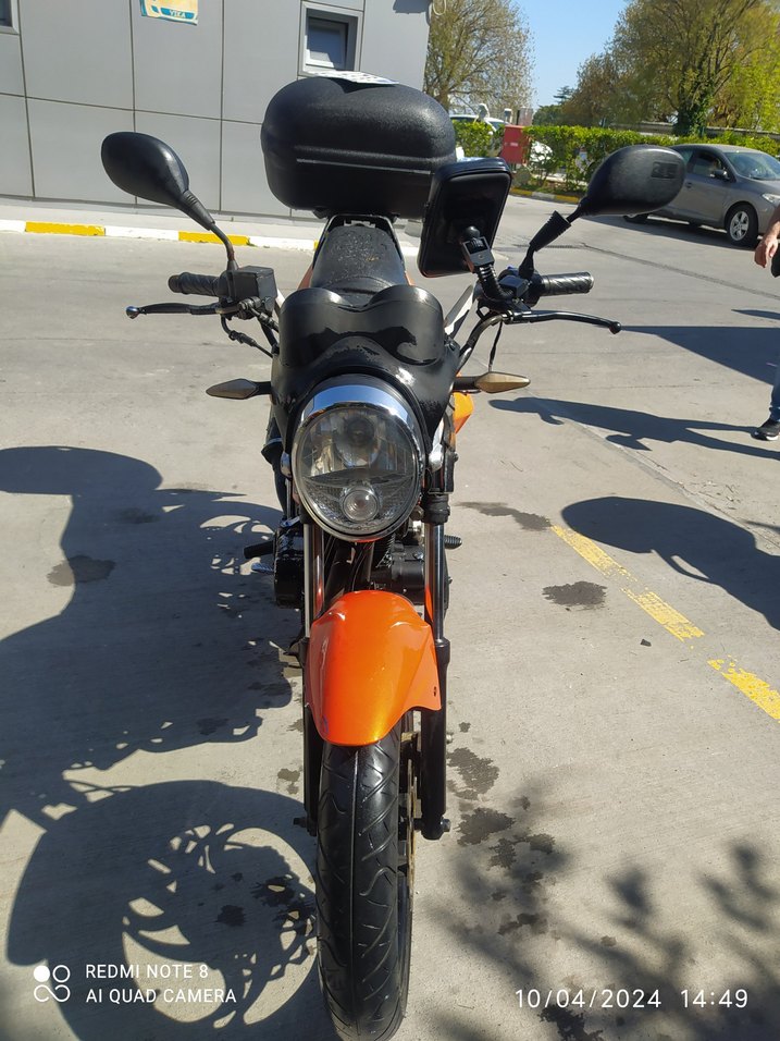 Turuncu Zincir Detaylı Motor Kaskı - Görsel 5