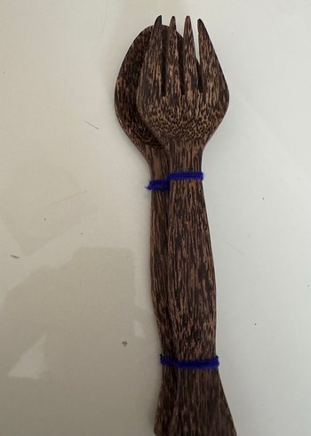 Doğal ahşap kaşık ve çataldan oluşan bir çift, folklorik
Tayland - Görsel 2