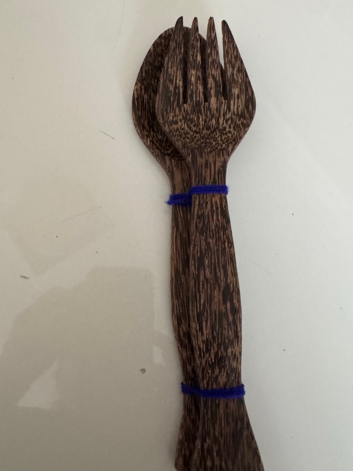 Doğal ahşap kaşık ve çataldan oluşan bir çift, folklorik
Tayland - Görsel 2