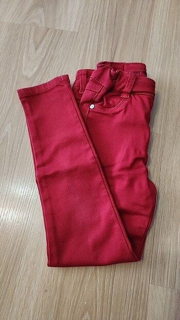 Kırmızı pantalon