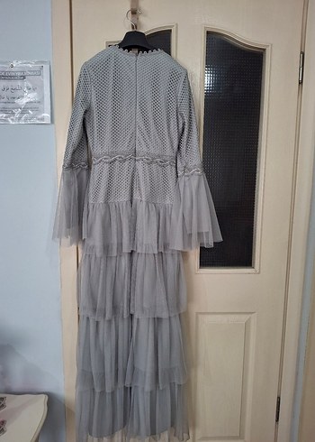 Uzun Gri Fırfırlı İşlemeli Kadın Elbise - Görsel 4