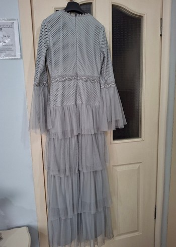 Uzun Gri Fırfırlı İşlemeli Kadın Elbise - Görsel 3