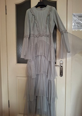 Uzun Gri Fırfırlı İşlemeli Kadın Elbise - Görsel 2