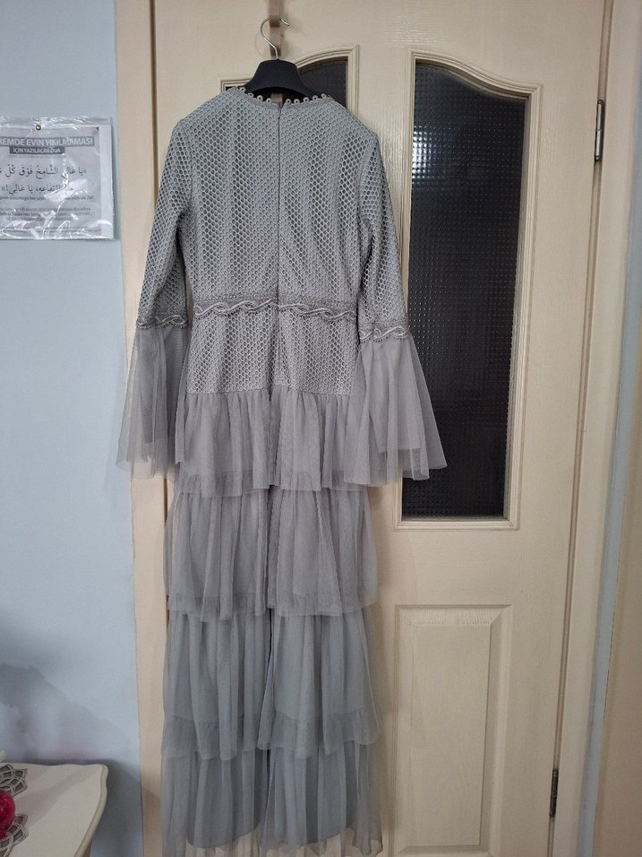 Uzun Gri Fırfırlı İşlemeli Kadın Elbise - Görsel 4
