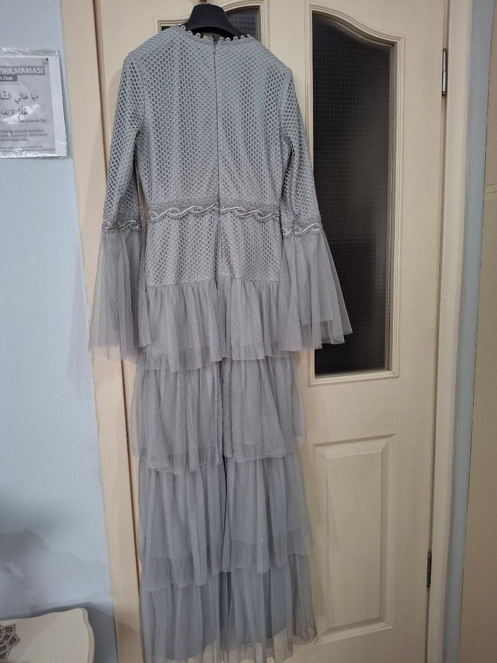 Uzun Gri Fırfırlı İşlemeli Kadın Elbise - Görsel 3