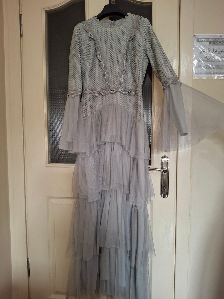 Uzun Gri Fırfırlı İşlemeli Kadın Elbise - Görsel 2