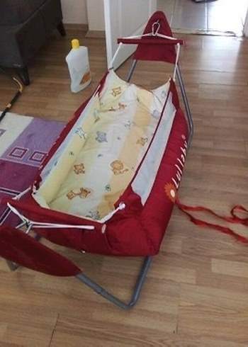 Kırmızı Bebek Beşiği ve Sepeti