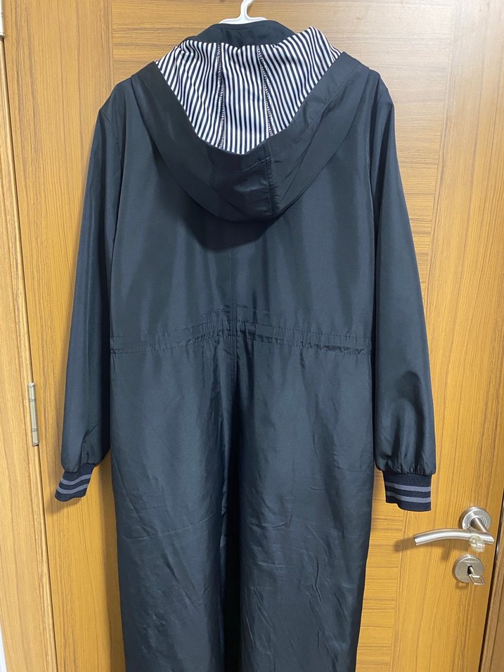 Kadın Siyah Uzun Belden Kemerli Yağmurluk - Görsel 4