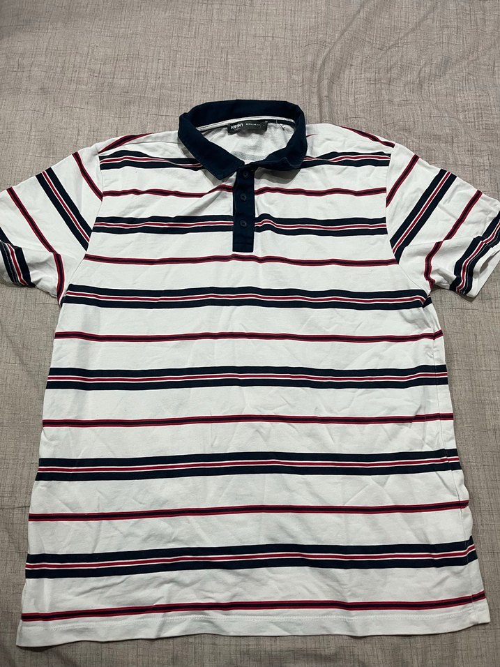 Çok renkli beyaz lacivert ve kırmızı ile ortaya çıkan polo yaka - Görsel 2