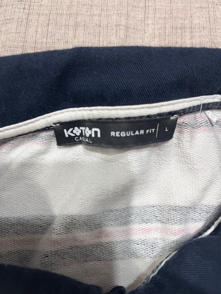 Çok renkli beyaz lacivert ve kırmızı ile ortaya çıkan polo yaka - Görsel 4