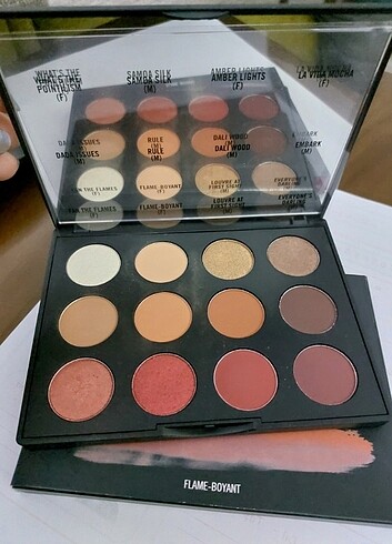 MAC Art Library Flame Far Paleti